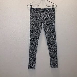 SO Aztec print black & white low rise ankle length leggings
